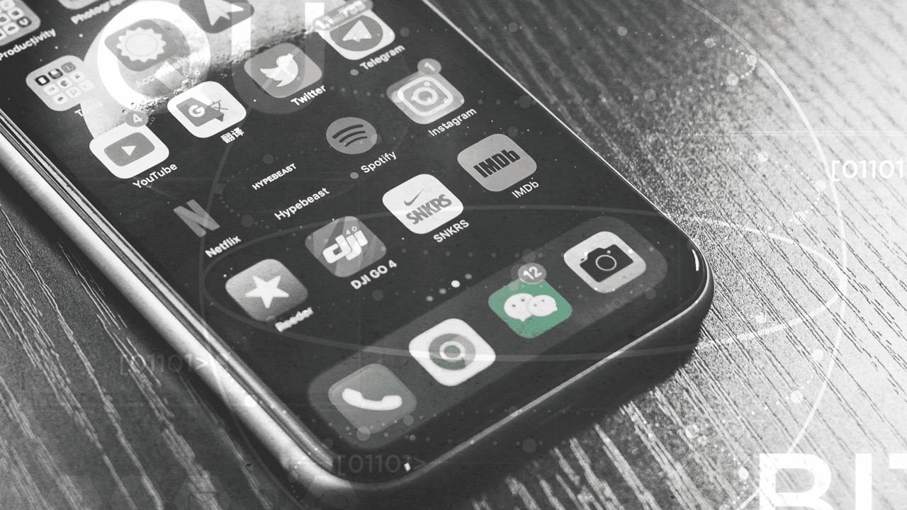 Na imagem, foto de um celular com diversos aplicativos.