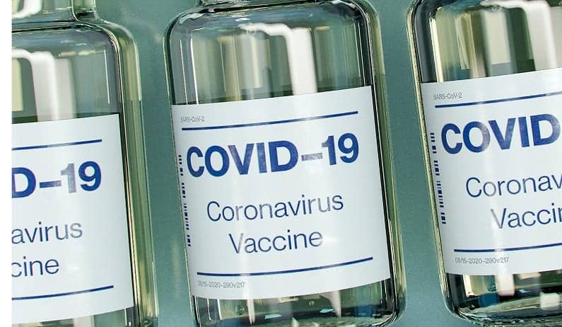 Na imagem, você vê cápsulas de vacina contra a COVID-19
