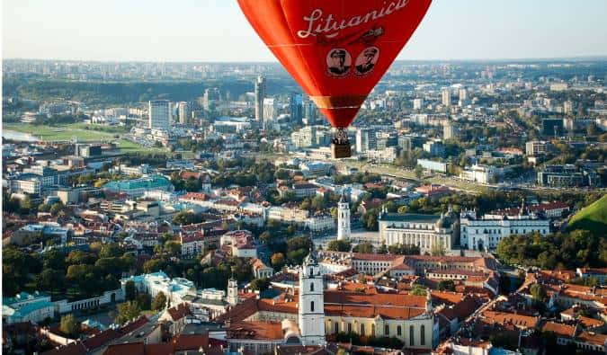 A imagem mostra uma vista panorâmica de Vilnius, capital da Lituânia
