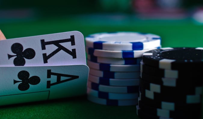 A imagem mostra cartas de baralho e fichas de poker