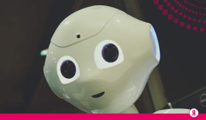 A imagem mostra o rosto de um robô sorrindo